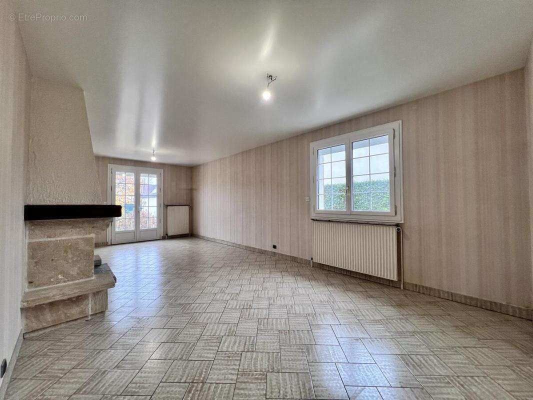 Maison à SAINT-JEAN-DE-BRAYE