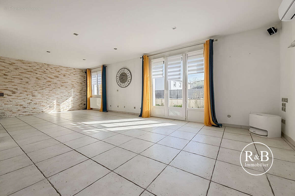 Maison à LES CLAYES-SOUS-BOIS