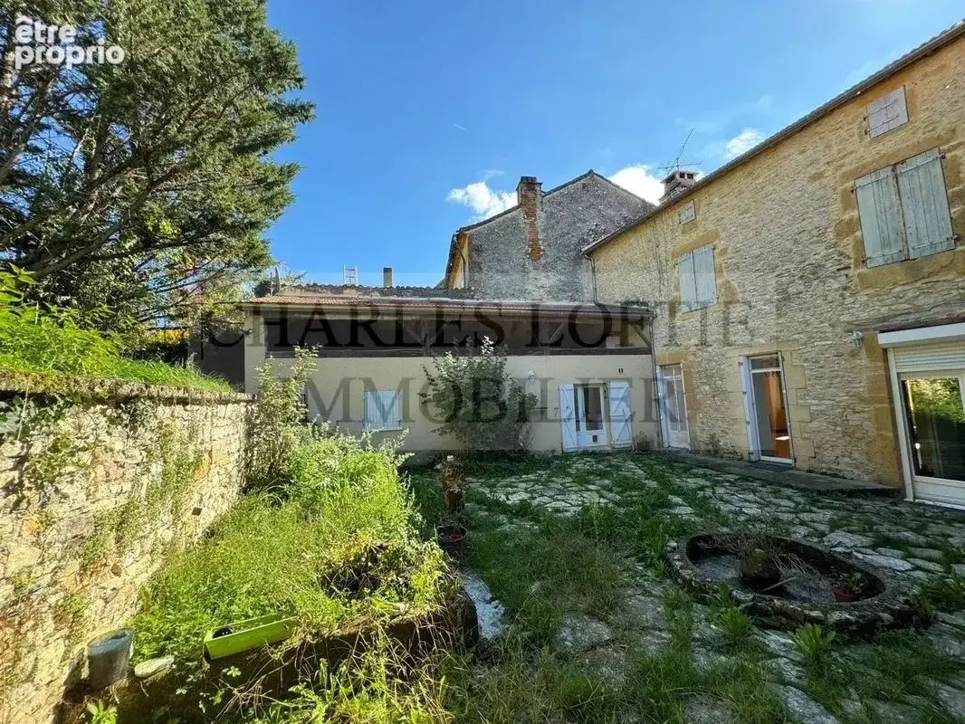 Charmante maison de village spacieuse en pierre avec superbe jardin et beau potentiel. - photo 2