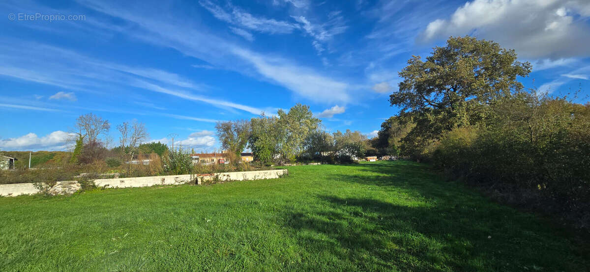 Terrain à MESNIL-SAINT-PERE