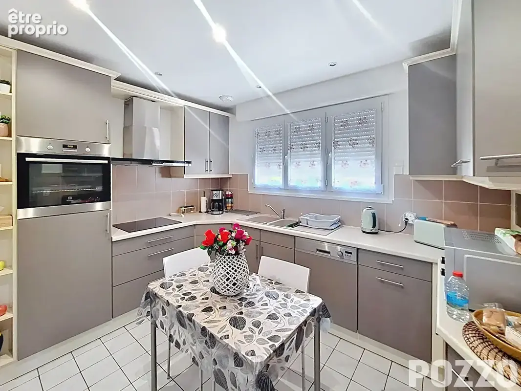 Jolie maison de plain-pied surélevée offrant un cadre de vie pratique et chaleureux. - photo 5