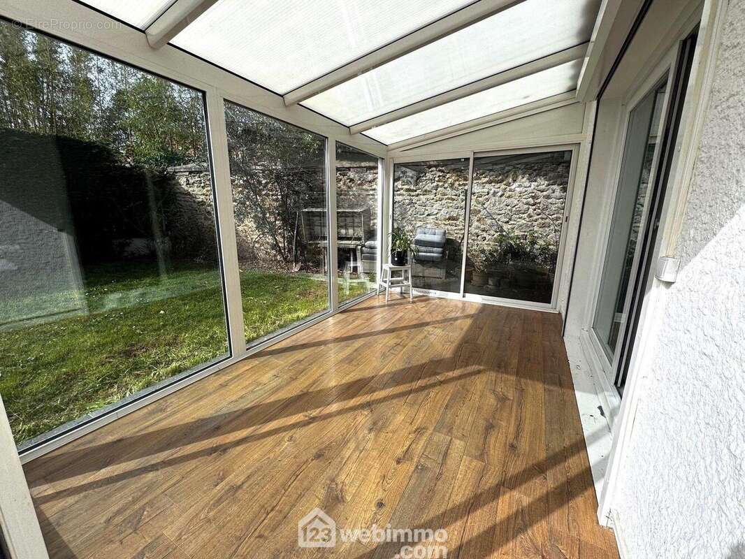donnant accès au salon sous véranda - Maison à BONDOUFLE