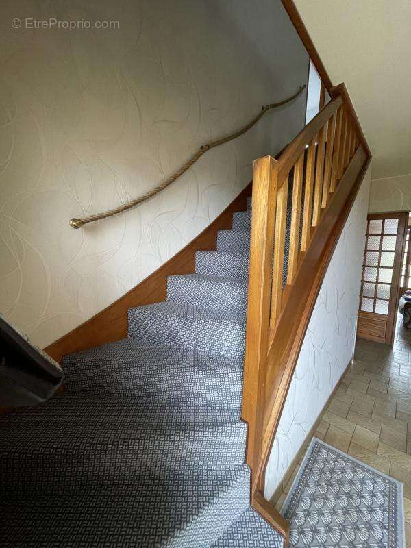 Maison au calme avec grand terrain et beau potentiel - photo 10