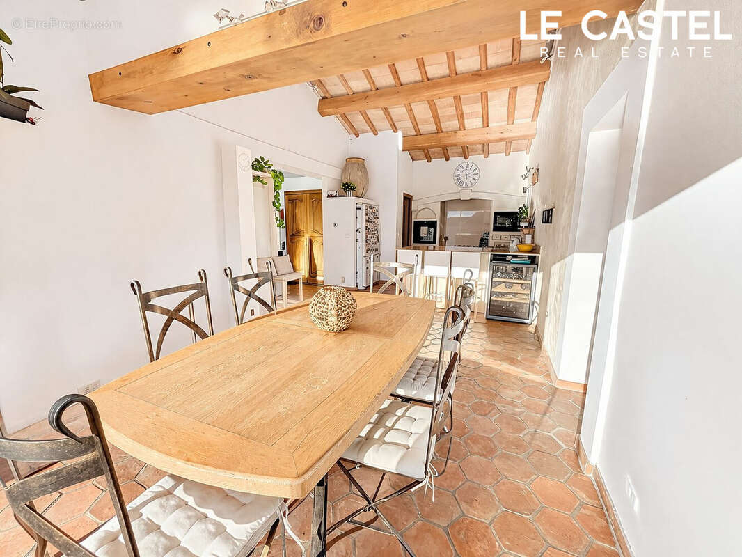 Maison à CEYRESTE