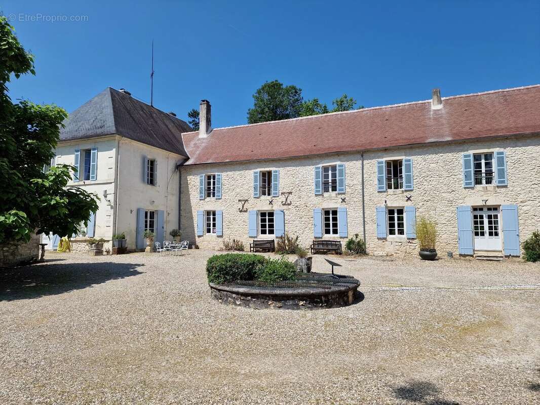 Château à 10 minutes de Bergerac avec maison d'amis et de gardien, piscine, tennis et dépendances - photo 2