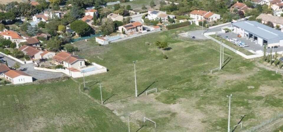 Terrain à PINS-JUSTARET