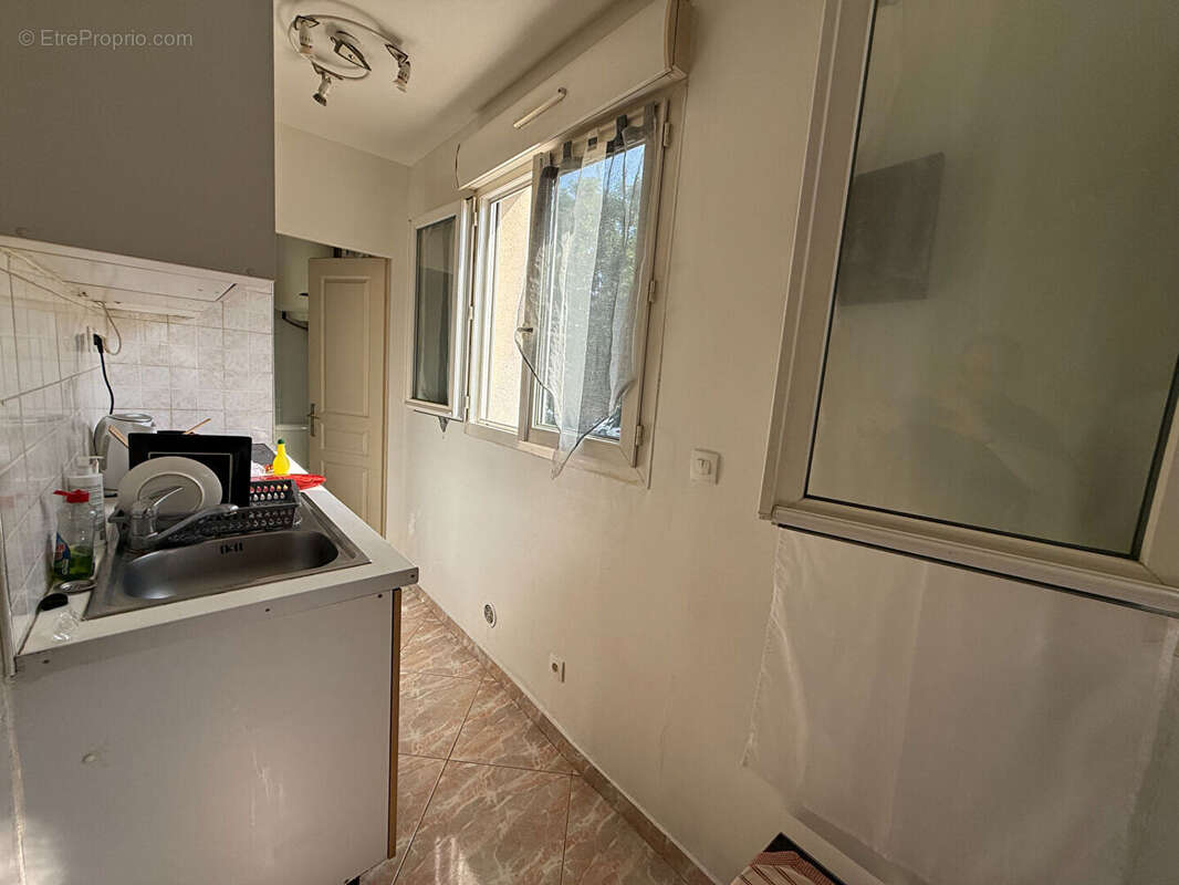 Montreuil, 800 metres du metro, studio lumineux, peu de charges de copropriete. ideal 1er achat ou investissement locatif. - photo 4