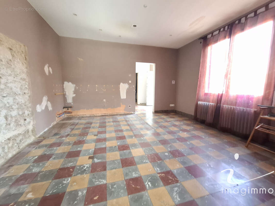 Maison de village de type avec 3 chambres, 2 pièces d'eau et une cour ! - photo 4