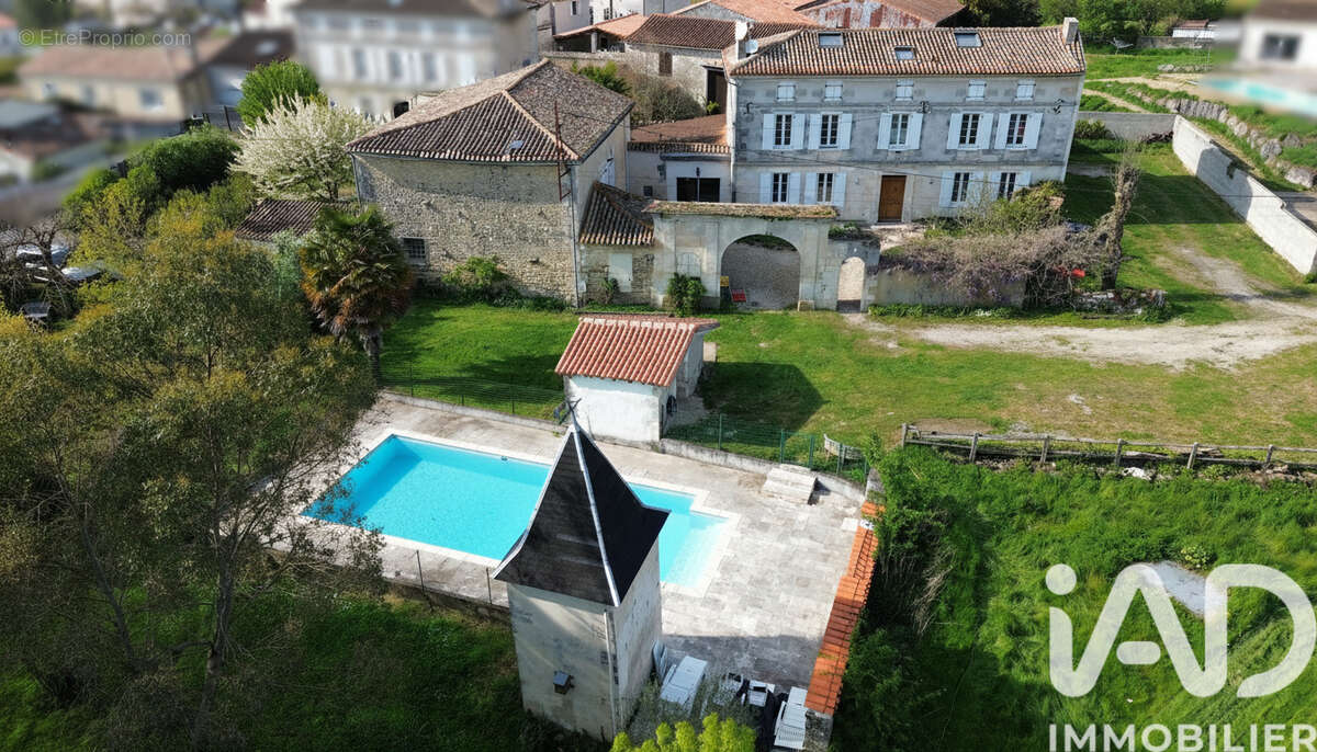 Photo 2 - Maison à CHAMPNIERS