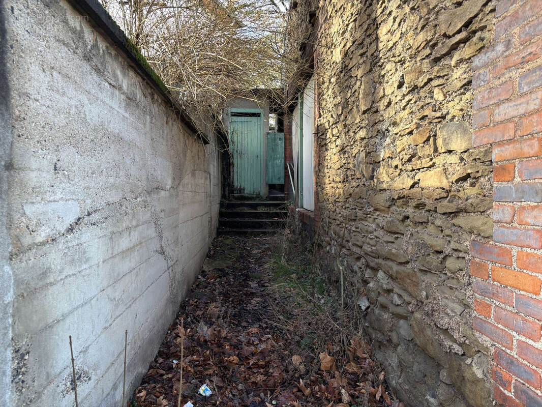 Parking à SAINT-GENEST-LERPT