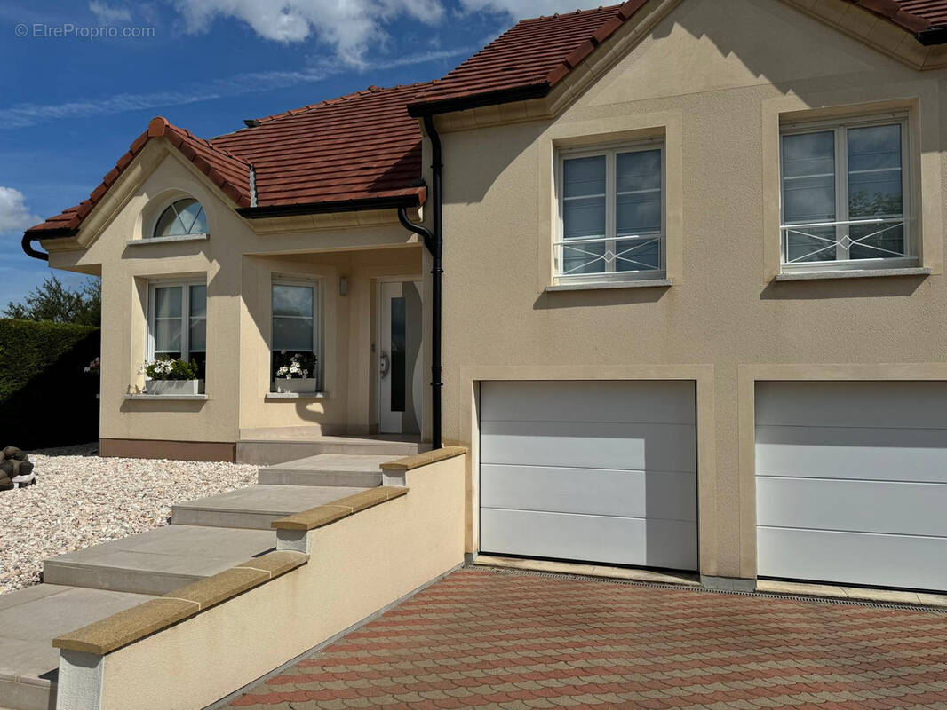 Maison à SERVIGNY-LES-SAINTE-BARBE