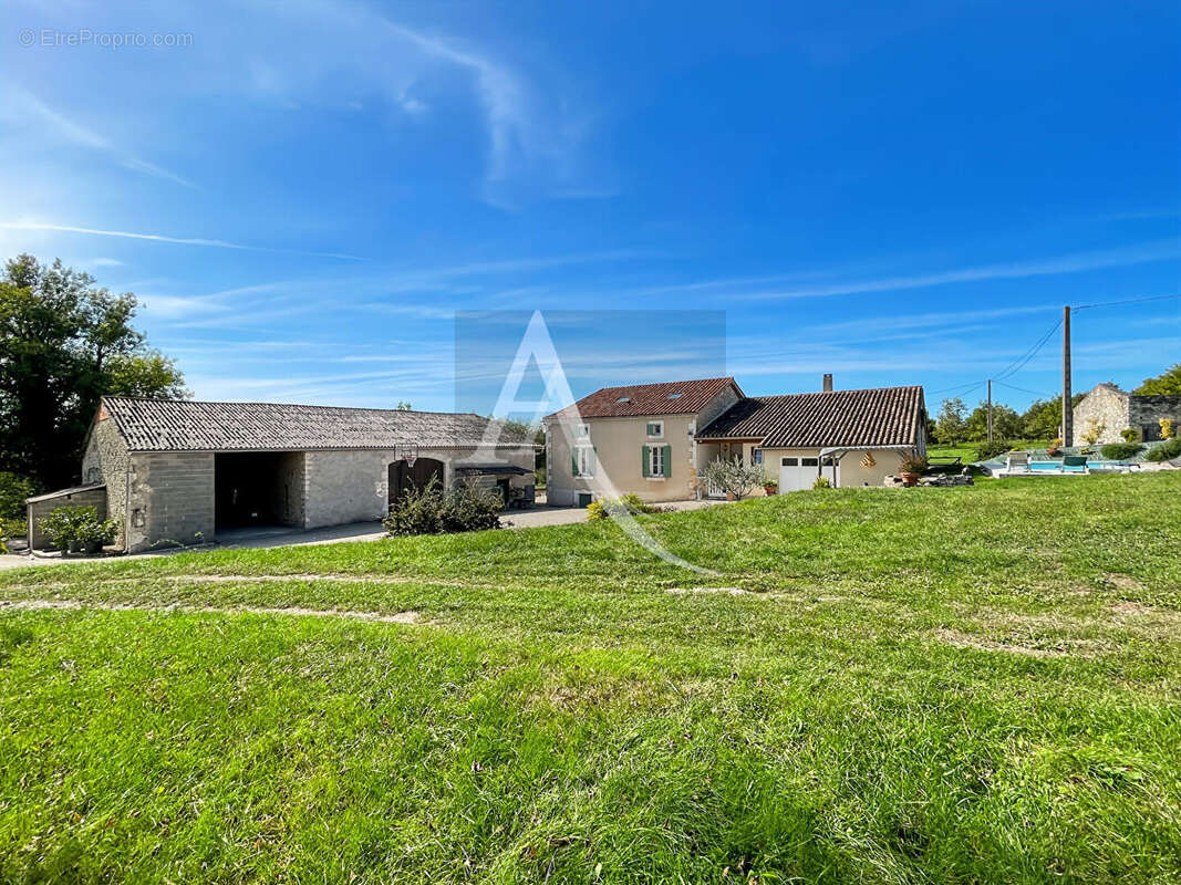 Authentique propriété en pierre avec piscine, dépendances et vignoble - photo 15