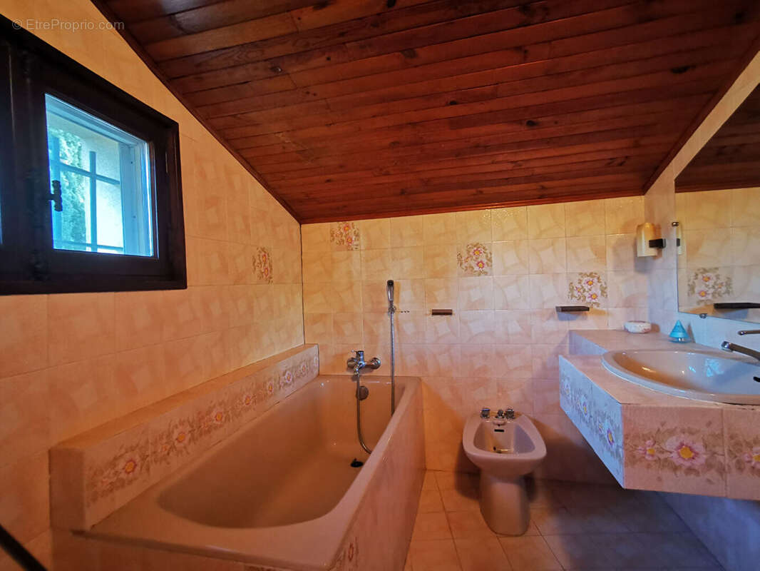 Maison traditionnelle t5 (construite en 1973) de 138 m² sur un terrain de 1 003  m2 - photo 19