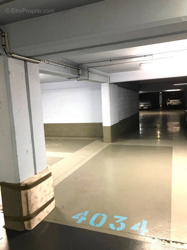Parking à PARIS-16E