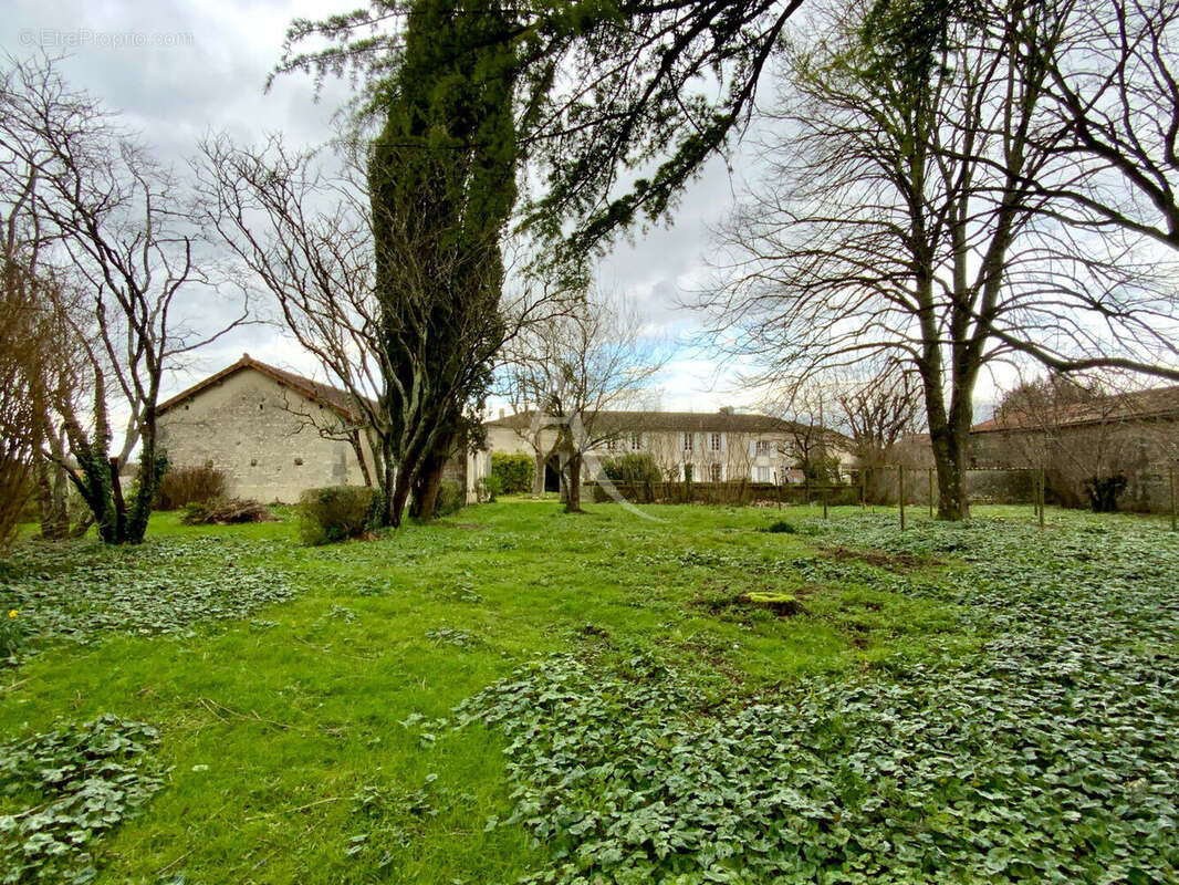 Maison à CRITEUIL-LA-MAGDELEINE