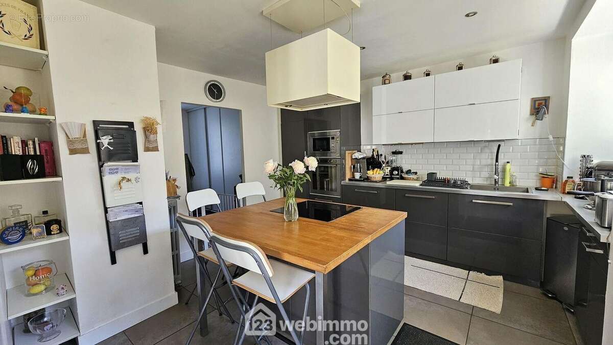 Une cuisine fonctionnelle avec son arrière cuisine de 12 m².