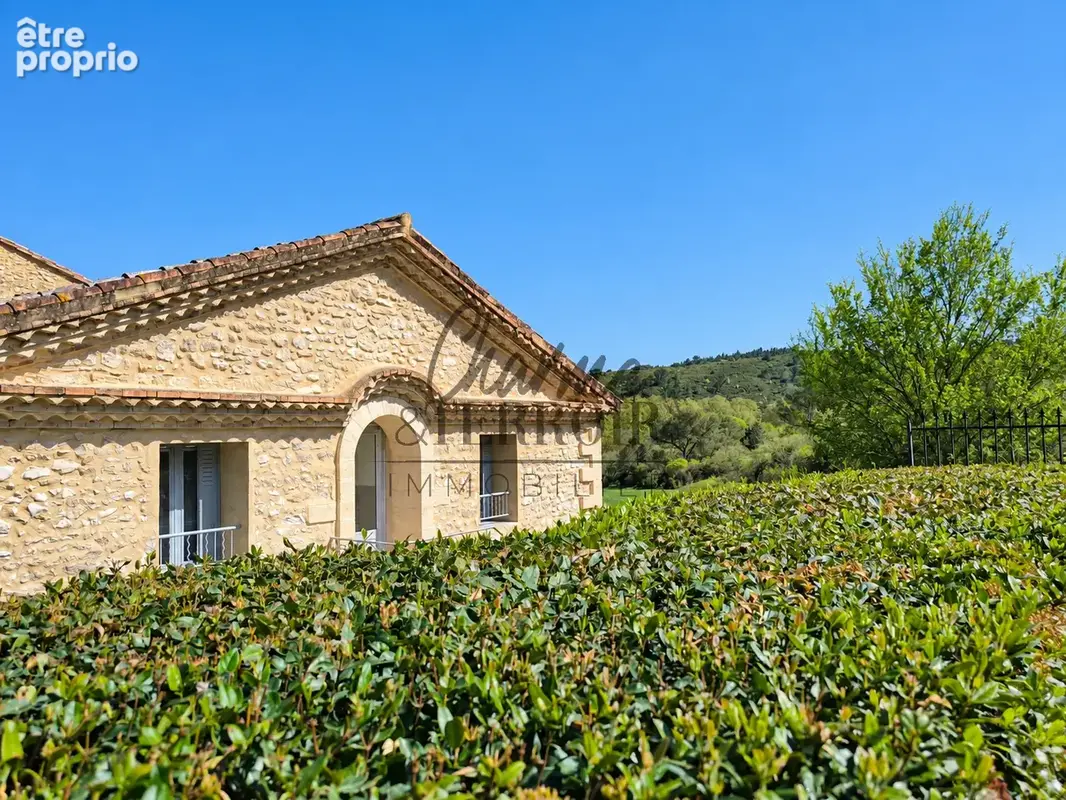 UZES Appartement dans résidence sécurisée avec piscine - photo 3