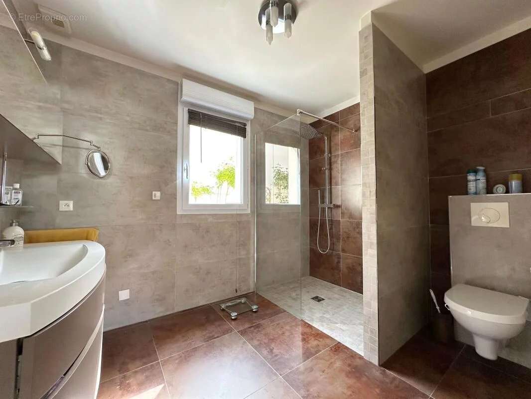 Rare et unique - Domaine de 240m2 (219 m2 carrez) - photo 9