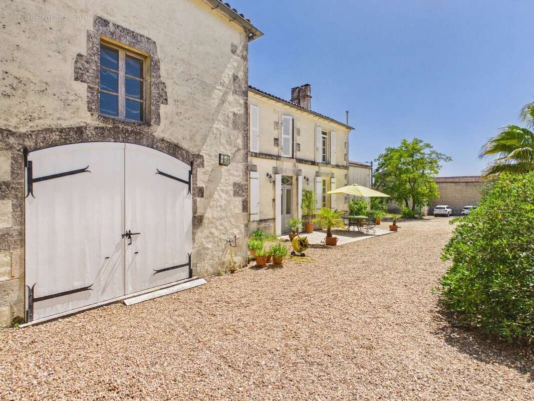 Superbe Maison de Maître avec Piscine Chauffée, Maison d'Amis et Jardins Privés - photo 7