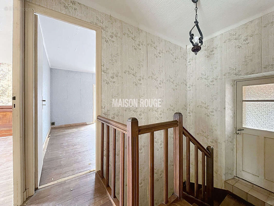 TRESSE - Maison en pierre à rénover avec jardin de 900 m², garage et beau potentiel d'aménagement - photo 7