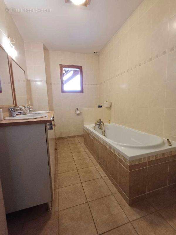 Maison à ENTRE-DEUX-GUIERS