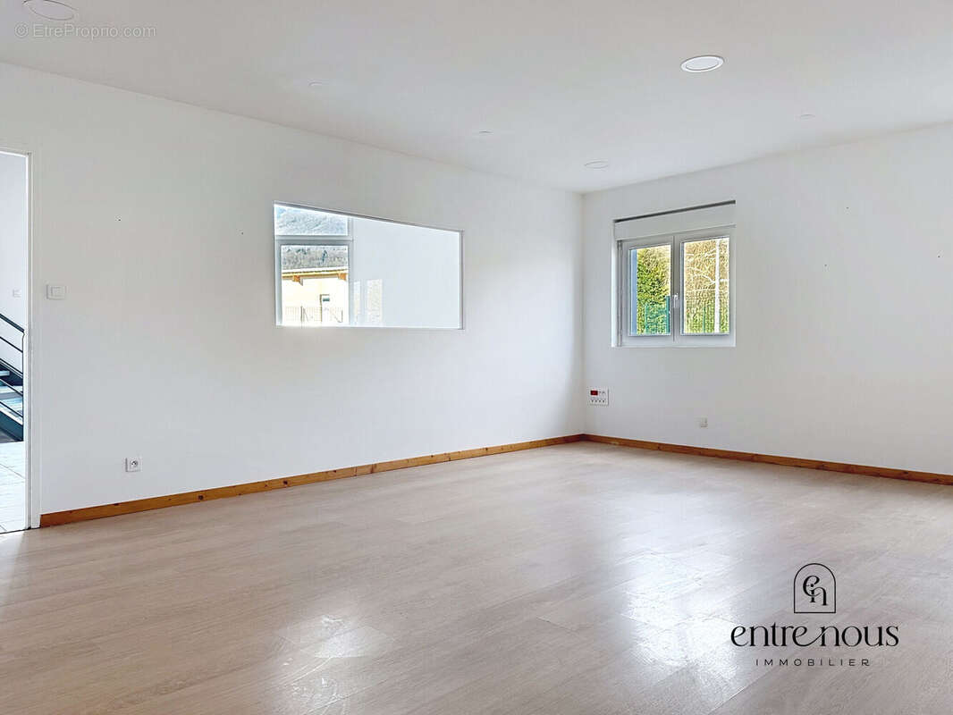 Photo 3 - Commerce à CHAPAREILLAN