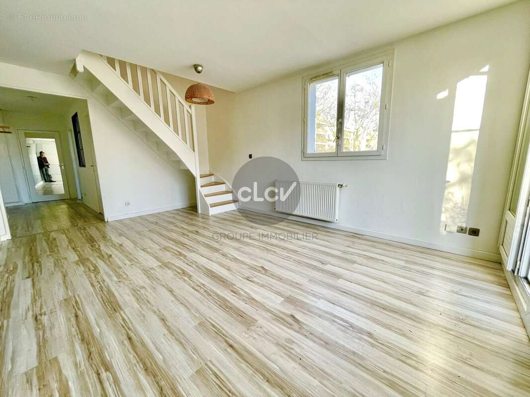 Maison sur le toit / Duplex Dernier étage avec Terrasse / La Soie 69120 Vaulx en Velin - photo 6