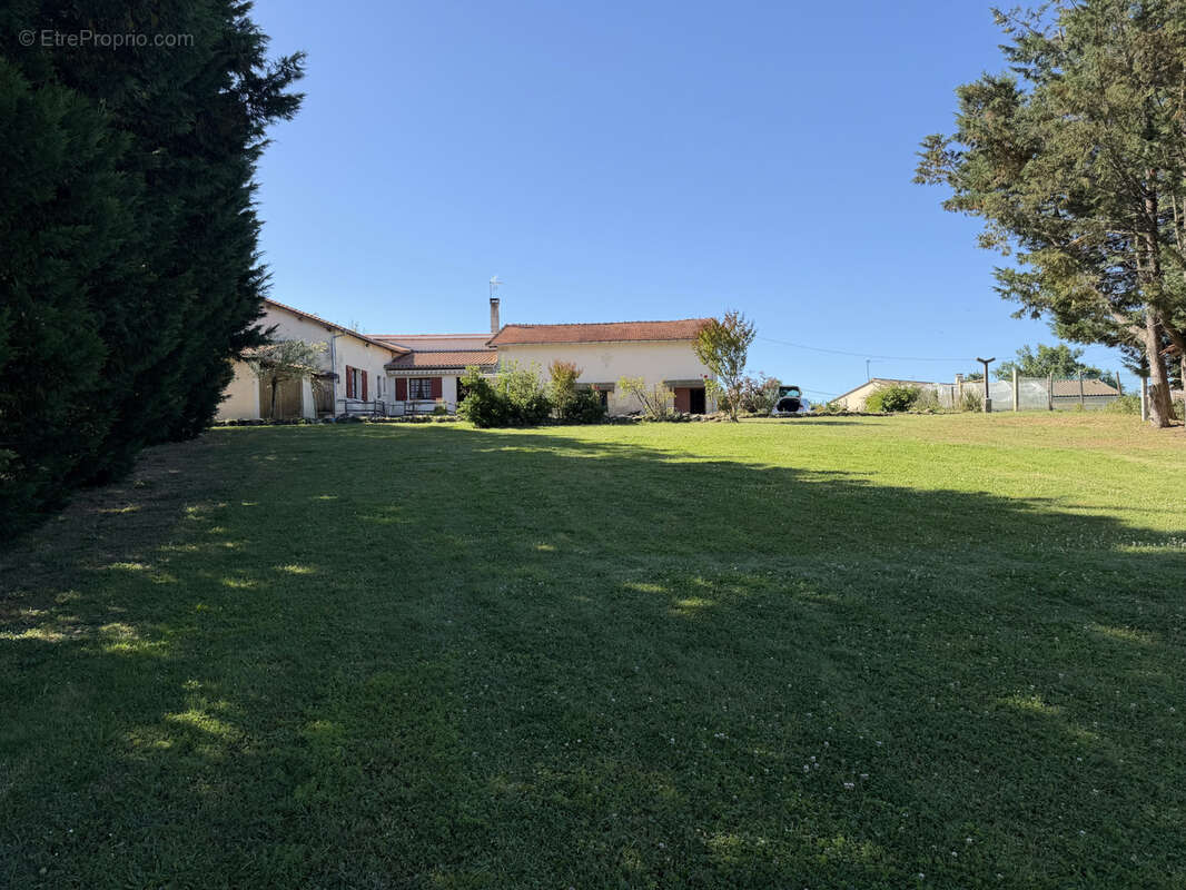 Maison à LA ROCHE-CHALAIS
