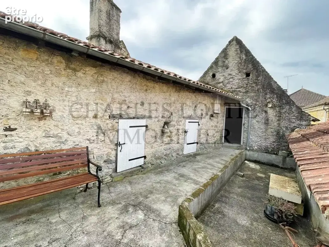 Maison de village pleine de charme avec dépendances, cour intérieure et terrasse  à deux pas des commerces - photo 23