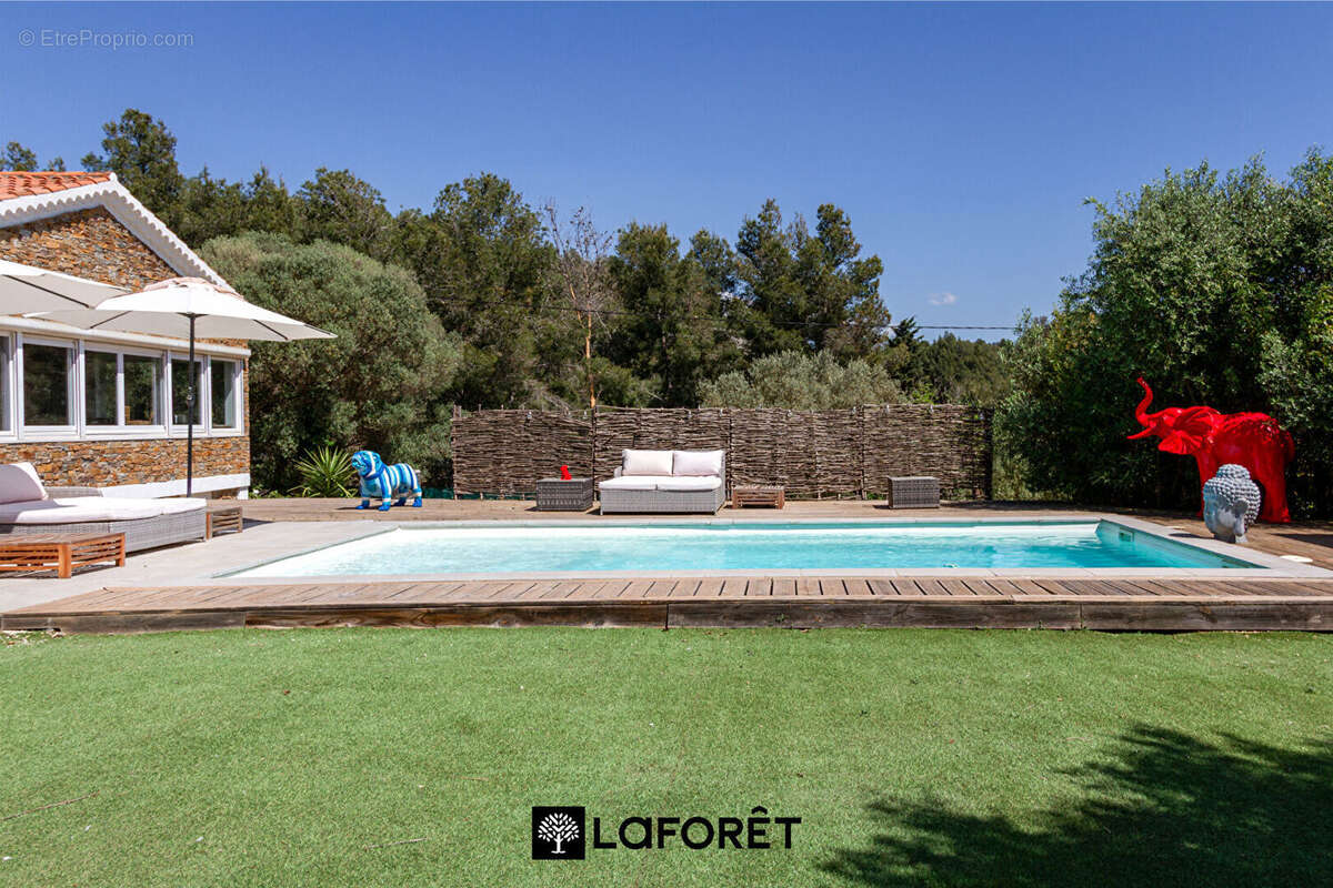 BANDOL - Magnifique villa de caractère avec piscine, cuisine d'été, vue dégagée et fort potentiel - photo 8