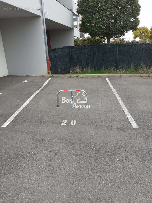 Parking à AMNEVILLE