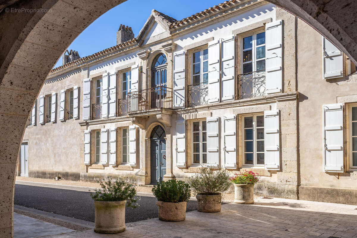 Maison de village avec jardin et garage - photo 2