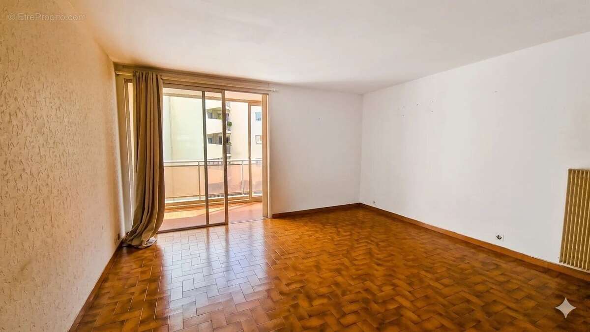 Appartement à SAINT-LAURENT-DU-VAR