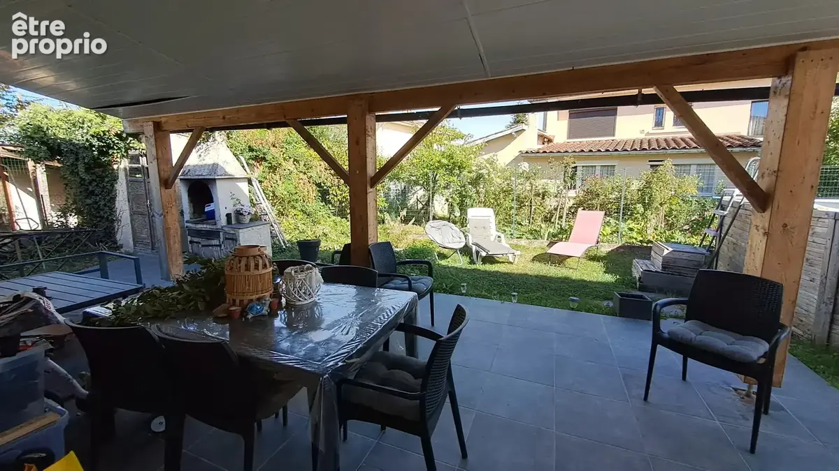 Maison familiale lumineuse avec grand espace de vie et terrasse couverte sur un terrain clos de 500m2. - photo 14