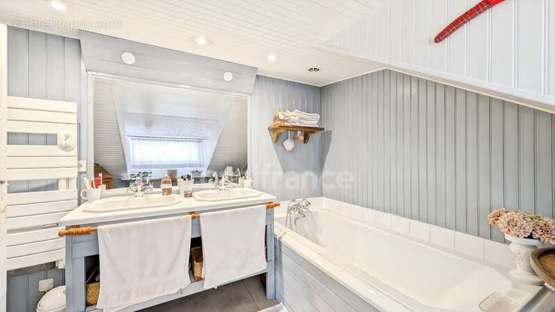 Maison de charme à Colombages de 184.67 m² à vendre 8 pièces SAINT GERMAIN DU BOIS (71) terrain de 443 m² piscine ! - photo 13