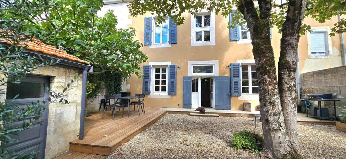 Maison de ville de type 9, surface habitable de 180 m², avec jardin et dépendance - photo 2