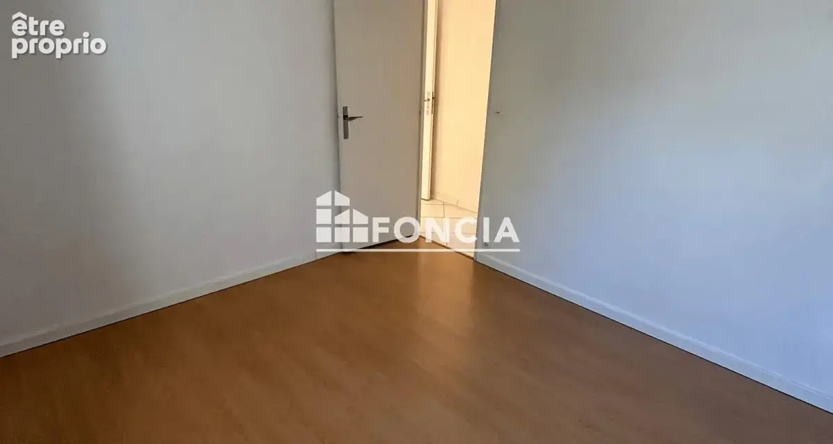3 pièces au premier étage sans ascenseur avec grand balcon filant, parking extérieur et cave, dans résidence arborée, sécurisée - photo 18
