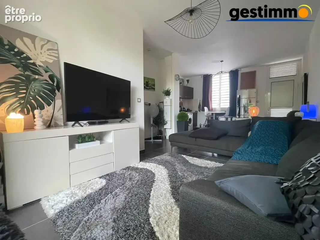 Vue salon et cuisine - Appartement à CAYENNE