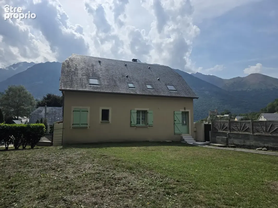 Maison familiale avec piscine couverte, grand terrain clos et belle vue montagne - photo 16