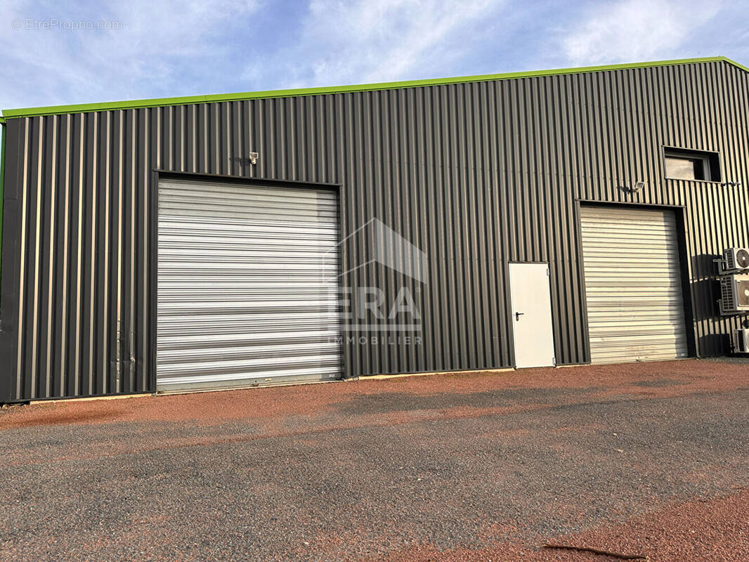 Commerce à SAINT-LAURENT-DE-LA-PREE