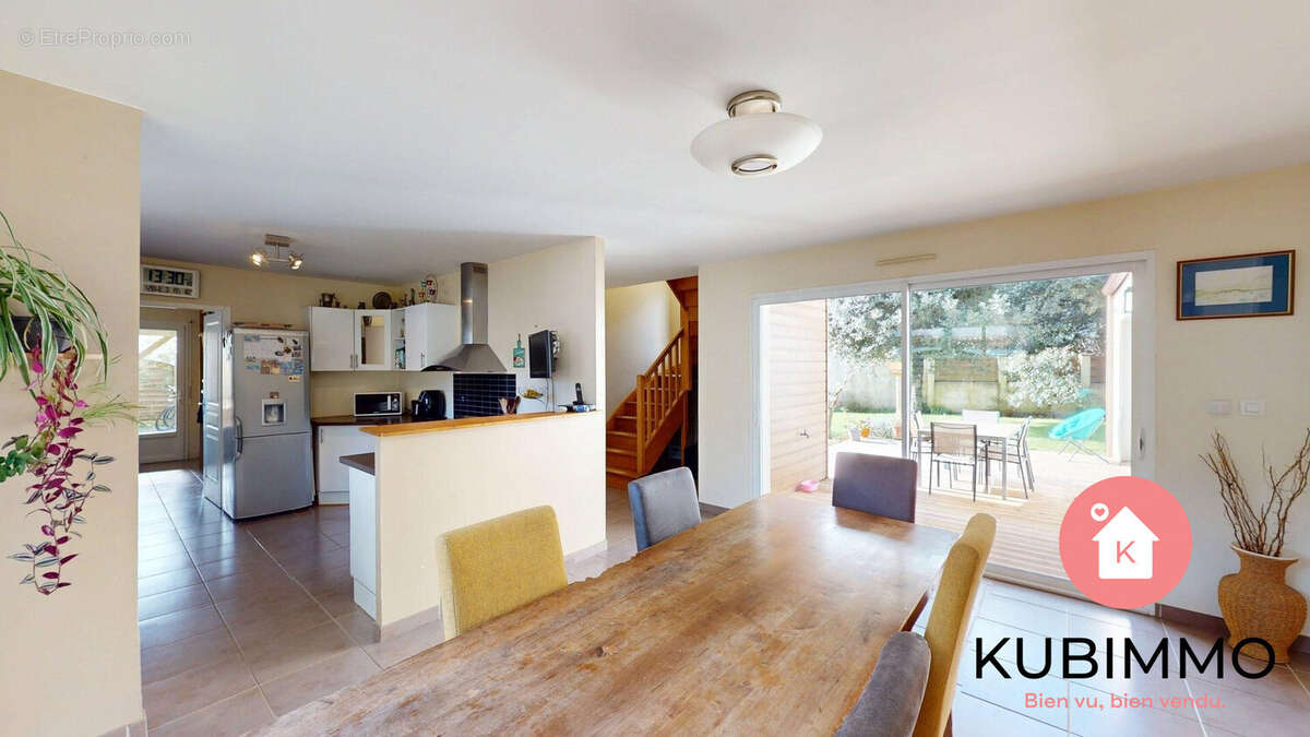 Salle à manger avec cuisine ouverte de 31m2, et buanderie attenante.  - Maison à LONGEVILLE-SUR-MER