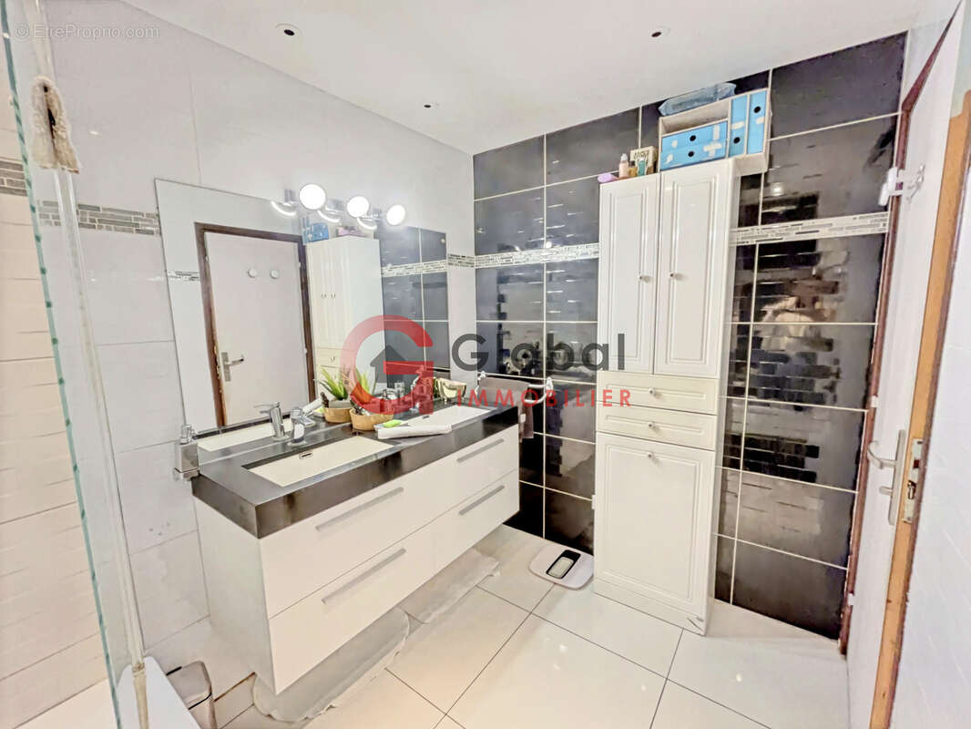 Appartement à MARSEILLE-5E