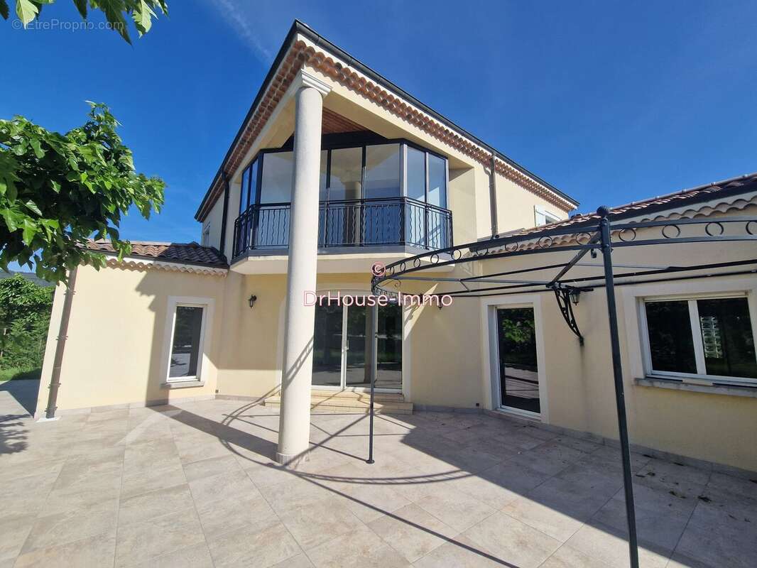 Maison à CHARMES-SUR-RHONE