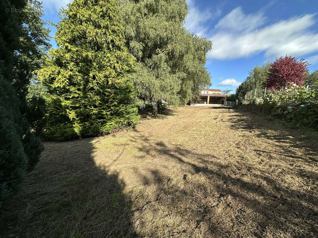 Terrain à SAINT-JUST-MALMONT