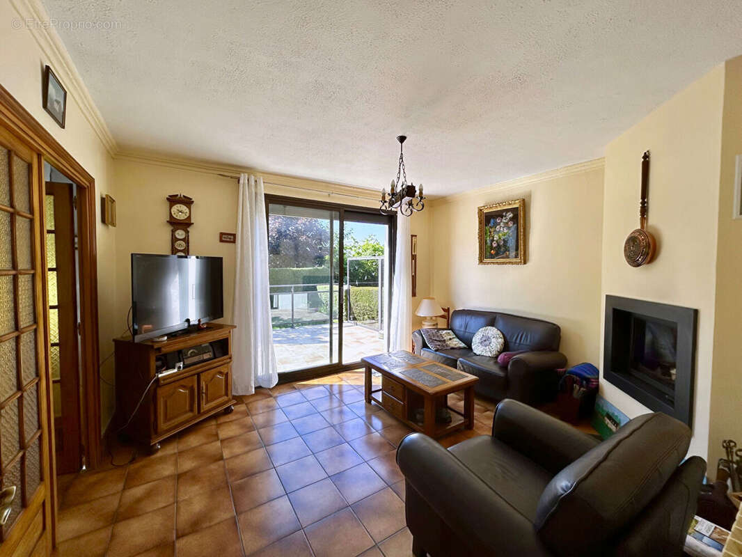 Maison 6 pièces - GUILERS - Terrain 590 m2 - photo 4