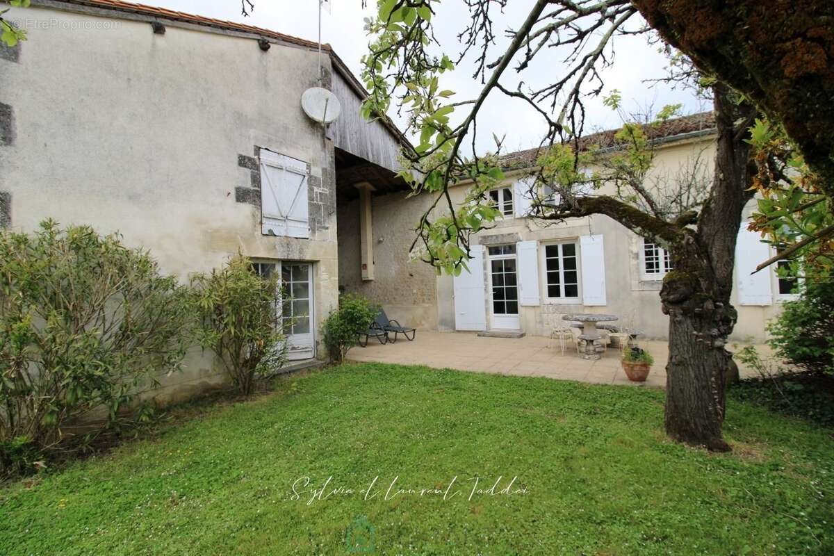 Maison à BARBEZIEUX-SAINT-HILAIRE