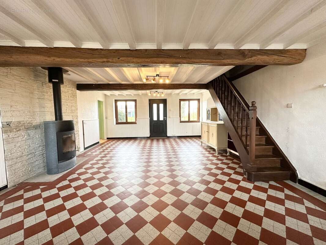 Séjour 37.3 m² - Maison à SAINT-JEAN-SUR-REYSSOUZE