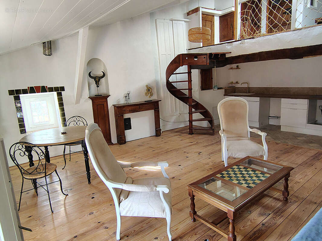 Appartement à COTIGNAC