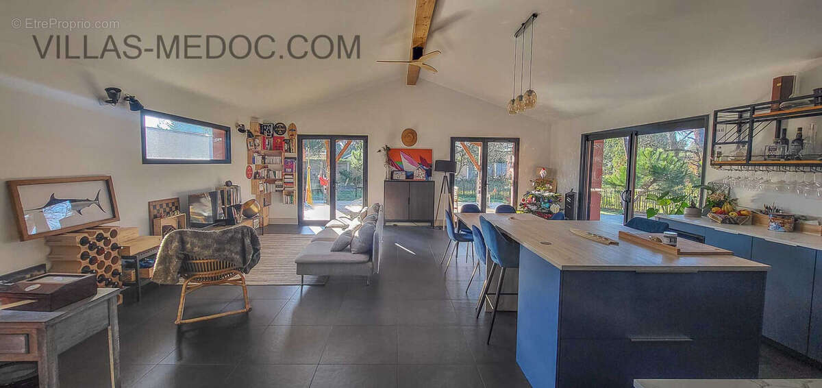 Maison à VENDAYS-MONTALIVET