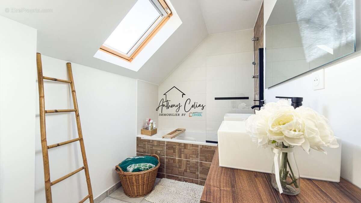 Salle de bains étage - Maison à NIVILLAC